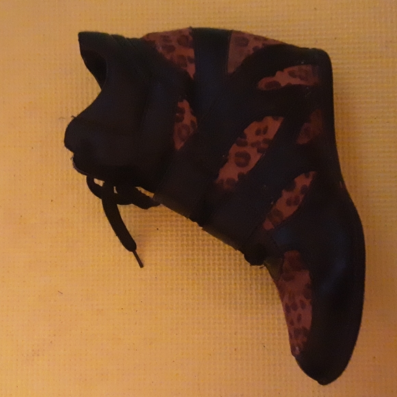Urban Planet Leopard Platform Sneakers, Size 10 - Picture 2 of 2
